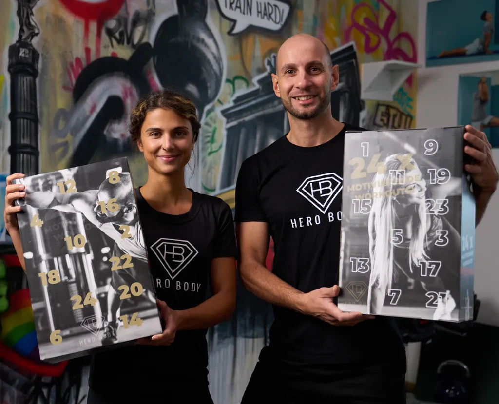 Fitness Adventskalender HERO BODY Proteinreiche Snacks, Fitness Tools, 24x Video Workouts – Bild 3