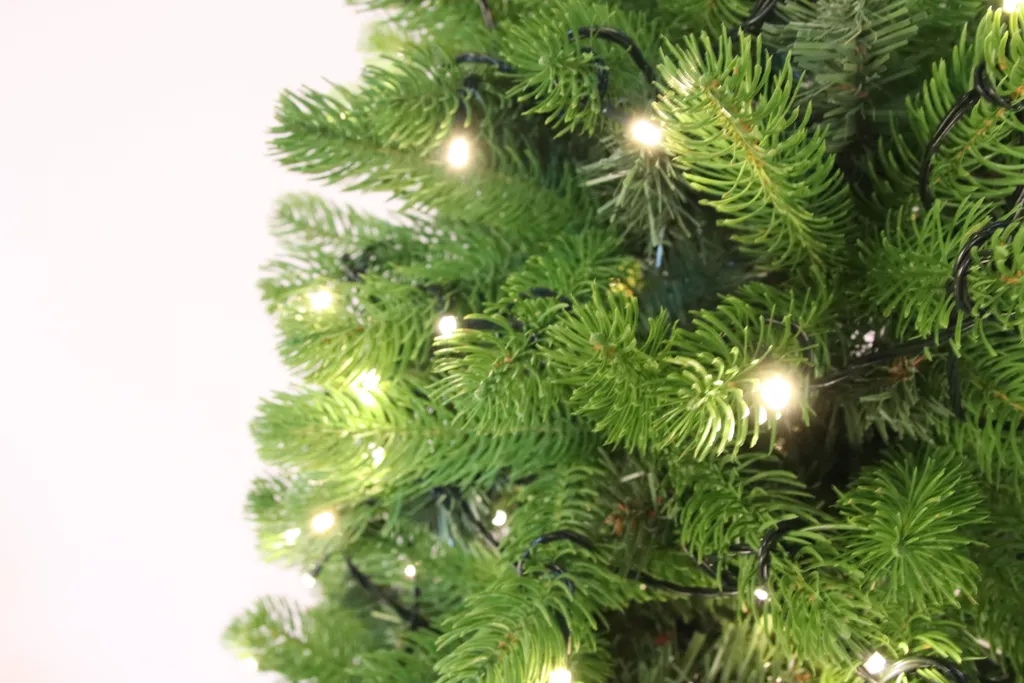 Vankel Künstlicher Weihnachtsbaum Mit LED- Beleuchtung Und Holzständer,180cm Tannenbaum. Luxus Qualität, Material PE – Bild 3